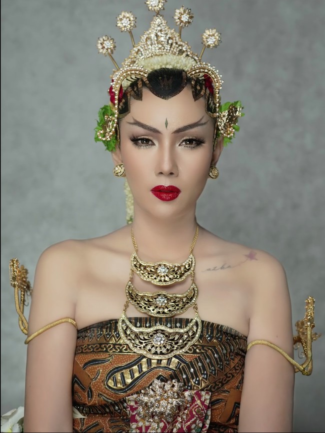 Penampilan Kalina juga tampak dilengkapi dengan kalung cangkrem susun tiga serta kelat bahu. Tak sedikit yang memberikan pujian untuk penampilan Kalina tersebut. Foto: Instagram/@kalinaocktaranny