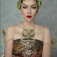 Penampilan Kalina juga tampak dilengkapi dengan kalung cangkrem susun tiga serta kelat bahu. Tak sedikit yang memberikan pujian untuk penampilan Kalina tersebut. Foto: Instagram/@kalinaocktaranny