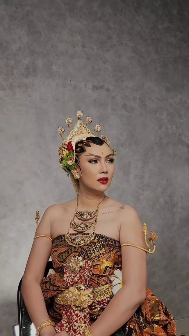 Dengan penuh percaya diri Kalina terlihat memerkan berbagai posenya. Mengenakan lipstik merah, penampilannya itu jadi semakin terlihat berani. Foto: Instagram/@kalinaocktaranny