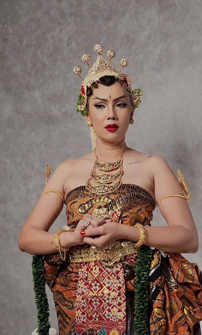 Melalui akun Instagram pribadinya Kalina Ocktaranny membagikan hasil pemotretannya kala tampil bak pengantin Jawa. Manglingi, Kalina tampil mengenakan baju dodot. Foto: Instagram/@kalinaocktaranny