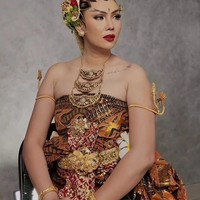 Dengan penuh percaya diri Kalina terlihat memerkan berbagai posenya. Mengenakan lipstik merah, penampilannya itu jadi semakin terlihat berani. Foto: Instagram/@kalinaocktaranny