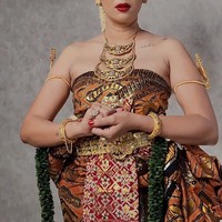 Melalui akun Instagram pribadinya Kalina Ocktaranny membagikan hasil pemotretannya kala tampil bak pengantin Jawa. Manglingi, Kalina tampil mengenakan baju dodot. Foto: Instagram/@kalinaocktaranny