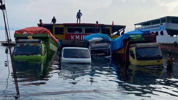Kapal angkut truk logistik tenggelam di Luwu Timur.