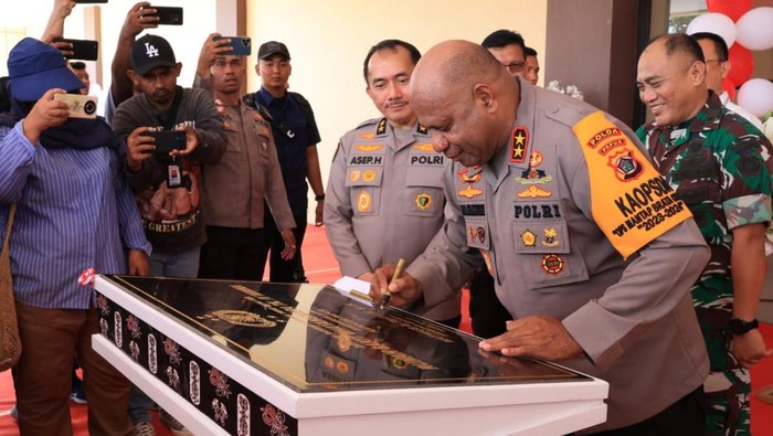 Kapolda Papua Irjen Mathius D. Fakhiri saat meresmikan RS Bhayangkara TK IV Mimika.