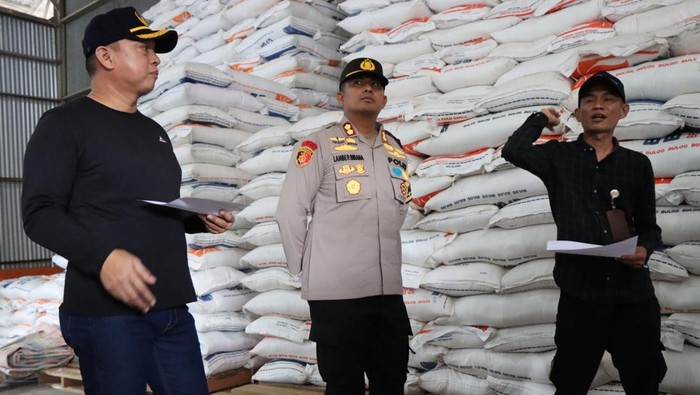 Kapolres Bengkulu Utara AKBP Lambe Patabang Birana  mengecek gudang bulog