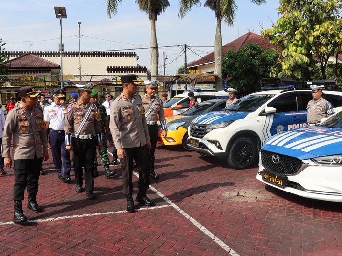 Kapolres Malang AKBP Putu Kholis Aryana memimpin apel Operasi Keselamatan Semeru 2024