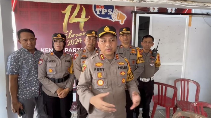 Kapolres Sinjai AKBP Fery Nur Abdullah saat memberikan keterangan pers atas aksi demo ricuh di depan Kantor KPU Sinjai.