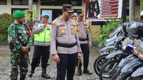 Kapolres Tabanan AKBP Leo Dedy Defretes memeriksa kesiapan Operasi Keselamatan Agung 2024, Sabtu (2/3/2024).