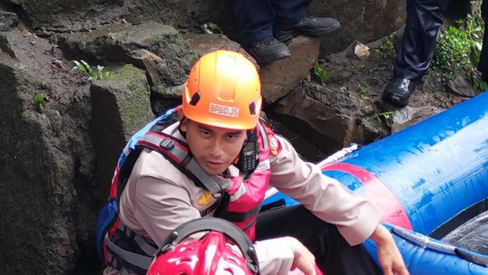 Kapolsek Mampang Kompol David Yunior Kanitero terjun langsung mencari dua anak yang hanyut di Kali Mampang