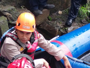 Polisi Lanjutkan Pencarian 2 Anak Hanyut di Kali Mampang Jaksel Besok