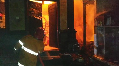 Damkartan Karangasem saat melakukan penanganan kebakaran rumah di Desa Bugbug, Karangasem Sabtu (2/3/2024) dini hari.