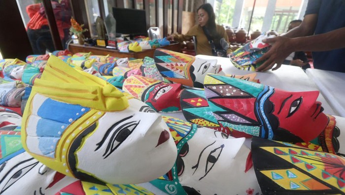 Juri melakukan penilaian pewarnaan topeng panji di Museum Airlangga, Kota Kediri, Jawa Timur, Sabtu (2/3/2024). Lomba mewarnai topeng kayu berkarakter panji yang diselenggarakan oleh pemerintah Kota Kediri dan diikuti oleh 253 pelajar tingkat sekolah dasar dari sejumlah daerah tersebut sebagai upaya memperkenalkan Cerita Panji kepada anak-anak sekaligus melestarikan keberadaan topeng Panji di masyarakat. ANTARA FOTO/Prasetia Fauzani/wpa.