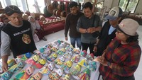Juri melakukan penilaian pewarnaan topeng panji di Museum Airlangga, Kota Kediri, Jawa Timur, Sabtu (2/3/2024). Lomba mewarnai topeng kayu berkarakter panji diselenggarakan oleh pemerintah Kota Kediri.