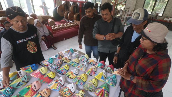 Kenalkan Topeng Panji Kepada Pelajar Lewat Lomba Mewarnai Juri melakukan penilaian pewarnaan topeng panji di Museum Airlangga, Kota Kediri, Jawa Timur, Sabtu (2/3/2024). Lomba mewarnai topeng kayu berkarakter panji yang diselenggarakan oleh pemerintah Kota Kediri dan diikuti oleh 253 pelajar tingkat sekolah dasar dari sejumlah daerah tersebut sebagai upaya memperkenalkan Cerita Panji kepada anak-anak sekaligus melestarikan keberadaan topeng Panji di masyarakat. ANTARA FOTO/Prasetia Fauzani/wpa.