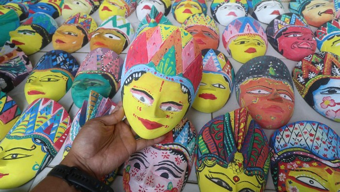 Juri melakukan penilaian pewarnaan topeng panji di Museum Airlangga, Kota Kediri, Jawa Timur, Sabtu (2/3/2024). Lomba mewarnai topeng kayu berkarakter panji yang diselenggarakan oleh pemerintah Kota Kediri dan diikuti oleh 253 pelajar tingkat sekolah dasar dari sejumlah daerah tersebut sebagai upaya memperkenalkan Cerita Panji kepada anak-anak sekaligus melestarikan keberadaan topeng Panji di masyarakat. ANTARA FOTO/Prasetia Fauzani/wpa.