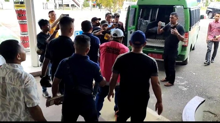 Kepala Disnakertrans Papua Barat inisial FDJS hendak dibawa untuk ditahan ke Lapas.