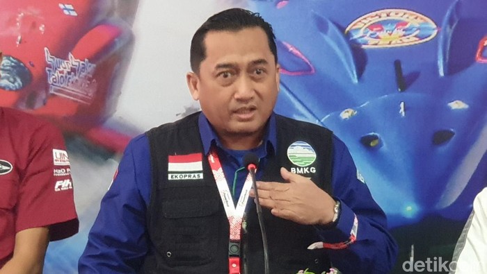 Kepala Pusat Meteorologi Maritim BMKG Eko Prasetyo saat hadir dalam konferensi pers di Media Center  event F1 Powerboat di Toba. (Goklas Wisely).