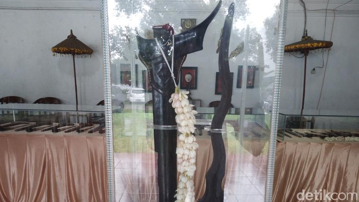 Keris Kanjeng Kyai Ki Dhukun Kesultanan Cirebon yang dilelang Rp 2 miliar.