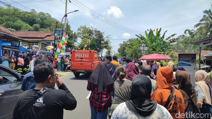 Kerumunan warga di TKP bengkel dekat lokasi pembuangan mayat wanita terbungkus selimut yang ditemukan di Banjar, Sabtu (2/3/2024).