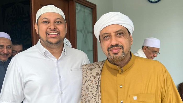 Ketua Departemen Hukum dan Legal Rabithah Alawiyah Ahmad Ramzy Baabud (kemeja putih) bersama Ketua Umum Rabithah Alawiyah Habib Taufiq bin Abdul Qadir Assegaf (dok. pribadi)