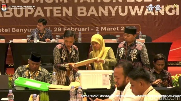 Ketua KPU Banyuwangi Dwi Anggraini Rahman saat memimpin sidang rapat rekapitulasi kabupaten Banyuwangi.