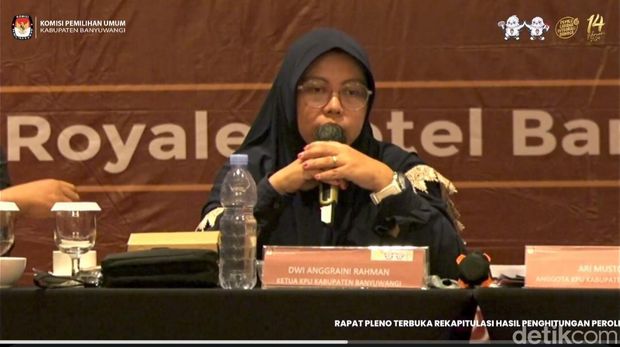 Ketua KPU Banyuwangi Dwi Anggraini Rahman saat memimpin sidang rapat rekapitulasi kabupaten Banyuwangi.