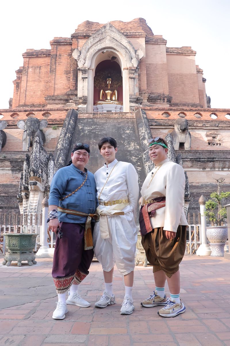 Kim Seon Ho syuting variety show pakai baju tradisional Thailand