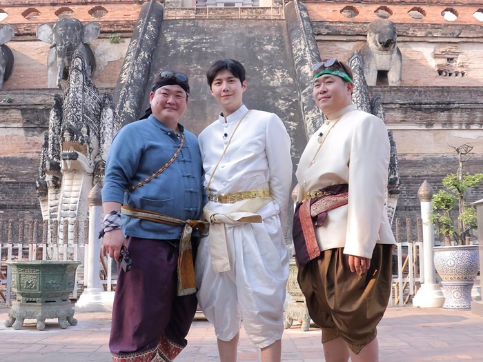 Kim Seon Ho syuting variety show pakai baju tradisional Thailand