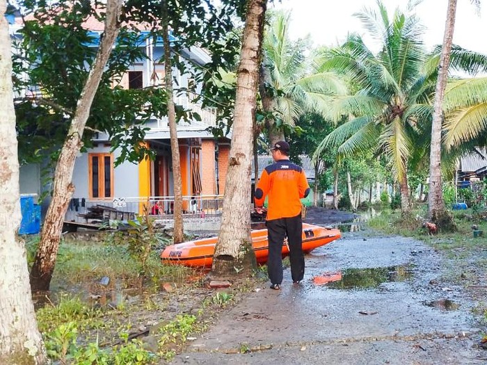 Kondisi terkini permukiman yang sempat terendam banjir akibat jebolnya tanggul Sungai Cimeneng di Desa Bantarsari, Kecamatan Bantarsari, Kabupaten Cilacap, Sabtu (2/3/2024).