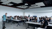 Pada sesi kuliah tamu ini, Daikin membawa pokok bahasan utama yaitu pengetahuan dasar AC terkait teknologi inverter dan non-inverter termasuk cara kerja dan komponen-komponen didalamnya.