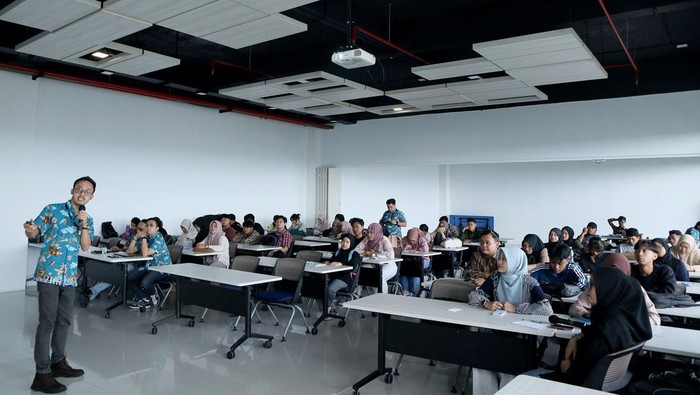 Kuliah Tamu untuk Kenalkan Industri Airconditioning Sejumlah mahasiswa Jurusan Teknik Industri Institut Teknologi Batam mengikuti kuliah tamu tentang dasar pendinginan udara dari Daikin.