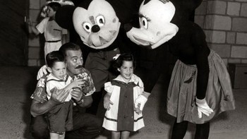 Ada yang foto  bareng sama Mickey dan Minie Mouse ini? Foto: sadanduseless