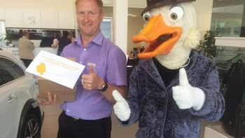 Badut bebek dewasa. Foto: sadanduseless