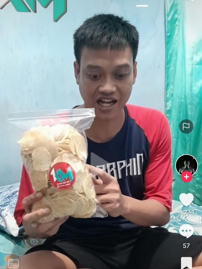 Kurnia Meiga berjualan emping