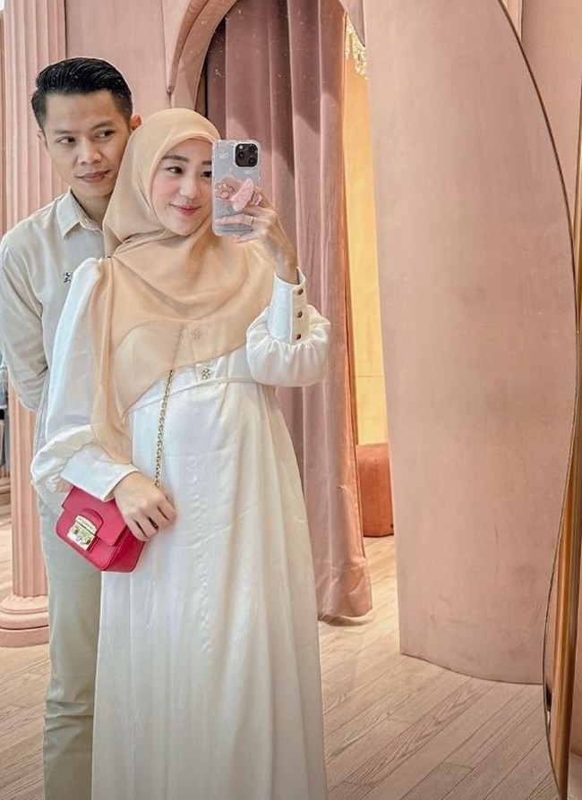 Mantan istri Alvin Faiz ini mengaku lebih gemukan sekarang, namun ia sangat menikmatinya. “Jalan sudah semakin berat •Allahumma Barrik•,” tulisnya di Instagram. Foto: Instagram @larissachou