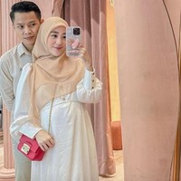 Mantan istri Alvin Faiz ini mengaku lebih gemukan sekarang, namun ia sangat menikmatinya. “Jalan sudah semakin berat •Allahumma Barrik•,” tulisnya di Instagram. Foto: Instagram @larissachou
