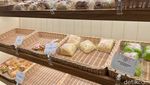 Antre Panjang! Begini Suasana di Gerai Cold Milk Bun Viral di GI