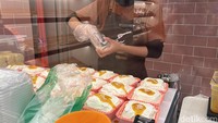 Mad Milk menghadirkan tiga macam waktu restock, yaitu pukul 10.00, 15.00. dan 19.00 WIB. Beberapa jam sebelum restock, pegawainya pun telah menyiapkan stok cold milk bunnya seperti ini. Foto: Detikcom / Atiqa Rana