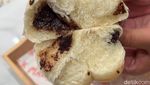 Antre Panjang! Begini Suasana di Gerai Cold Milk Bun Viral di GI