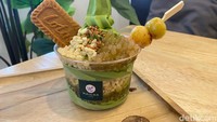 Maicha juga menawarkan soft serve ice cream matcha dari harga Rp 60.000 - Rp 100.000. Soft serve ice cream ini bisa dijadikan parfait yang kekinian, kami mencoba menu Tokyo Parfait yang paling favorit. Foto: detikFood/Yenny Mustika Sari