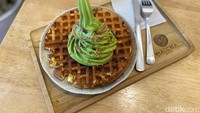 Soft serve ice cream matcha dari Maicha ini juga cocok dipadukan dengan waffle. Kami memesan waffle dengan topping es krim mix matcha dan hojicha, harganya Rp 85.000 per porsi. Foto: detikFood/Yenny Mustika Sari