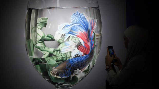 Pengunjung mengamati karya instalasi pada pameran bertema From The River To The Liberty di Unicorn Young Collection Club (UYCC) Surabaya, Jawa Timur, Jumat (1/3/2024). Pameran yang memajang lima karya seni instalasi dan empat karya lukis dari enam seniman itu berlangsung sampai 31 Juni 2024. ANTARA FOTO/Didik Suhartono/YU