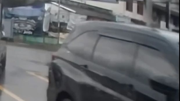 Mobil Avanza senggol kepala truk.