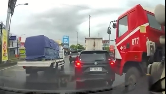 Mobil Avanza senggol kepala truk.