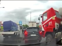 Viral Avanza Penyok usai Senggol Kepala Truk, Ini Pelajaran Pentingnya