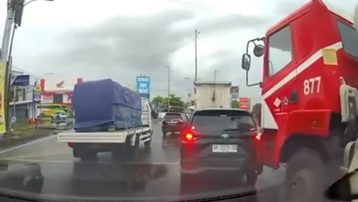 Mobil Avanza senggol kepala truk.