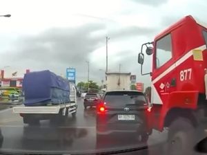 Ngilu! Begini Detik-detik Avanza Senggol Kepala Truk, Bodi Penyok