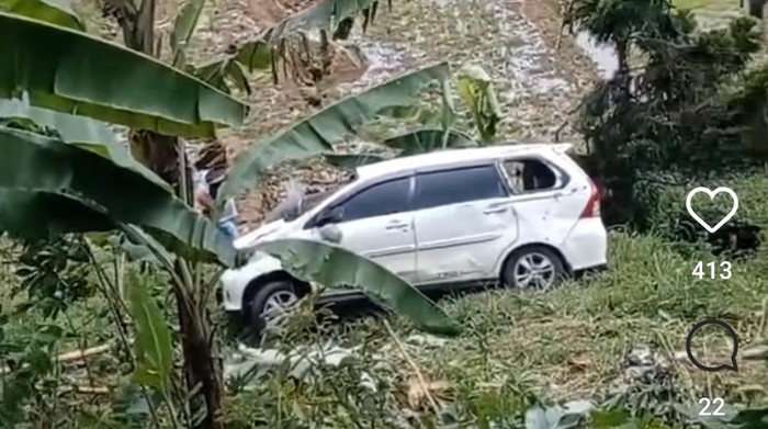 Mobil Masuk Jurang di Puncak Bogor (tangkapan layar)