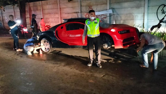 Mobil sport bugatti patah ban di Depok