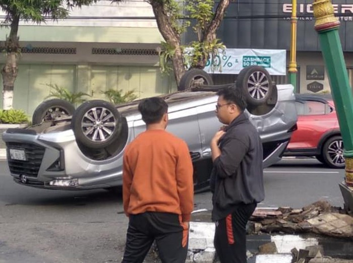 Mobil terbalik usai menabrak tiang penerangan di Jalan Pemuda, Kabupaten Klaten, Sabtu (2/3/2024).